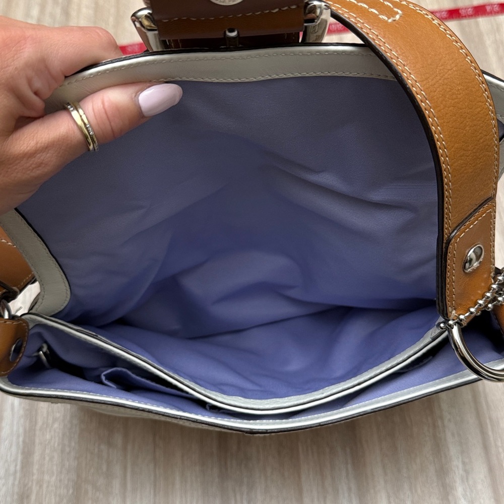 Vintage Coach Soho Flap Shoulder Bag in White / Tan Leather Is Authenticated - Picture 5 of 16